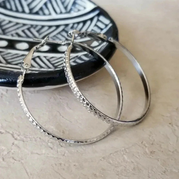 Sleek Geometric Pattern Silver Tone Round Hoop Earrings 40mm 1.6" Long Leverback - Picture 1 of 7